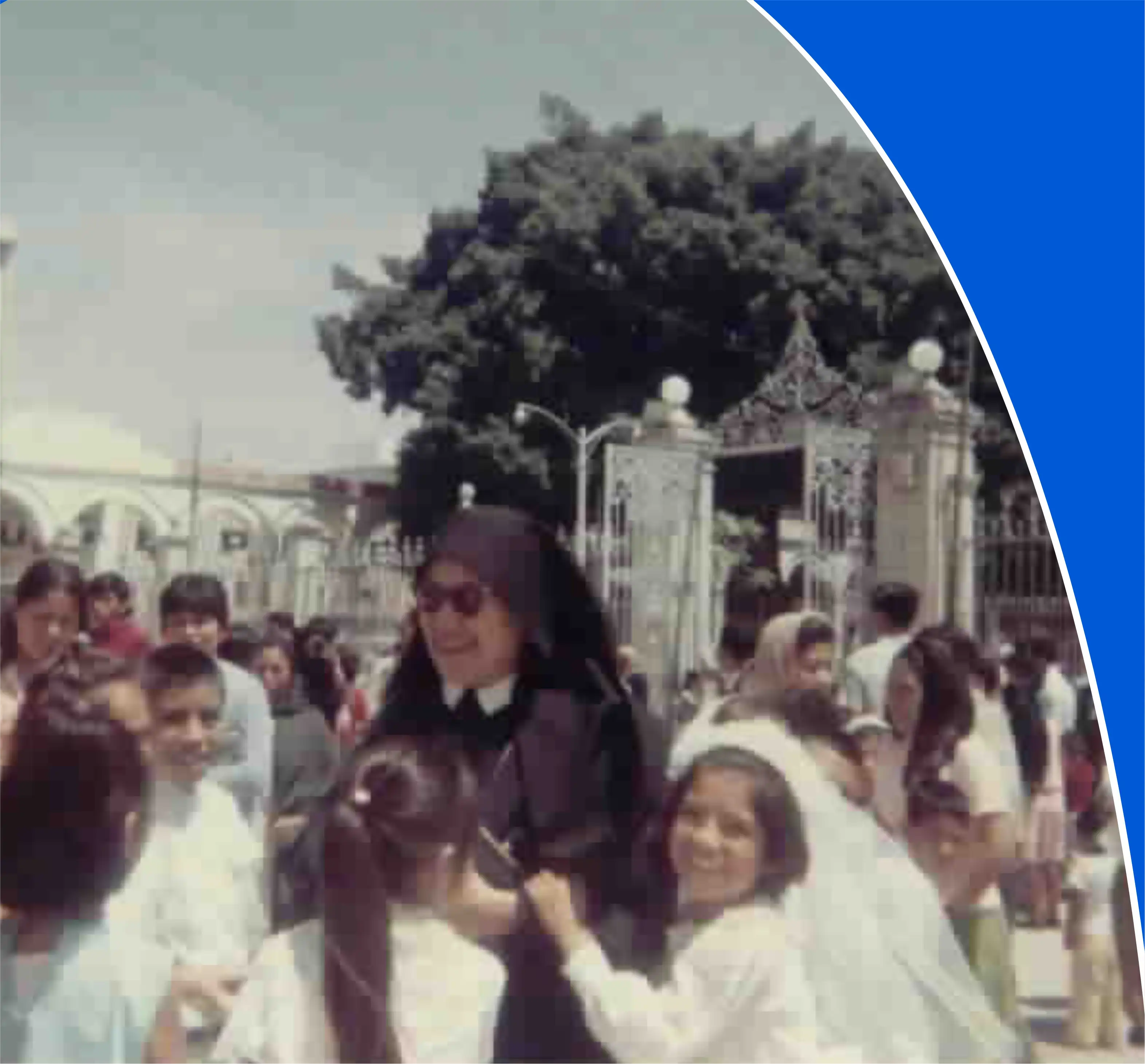 Madre Sofía enseñando